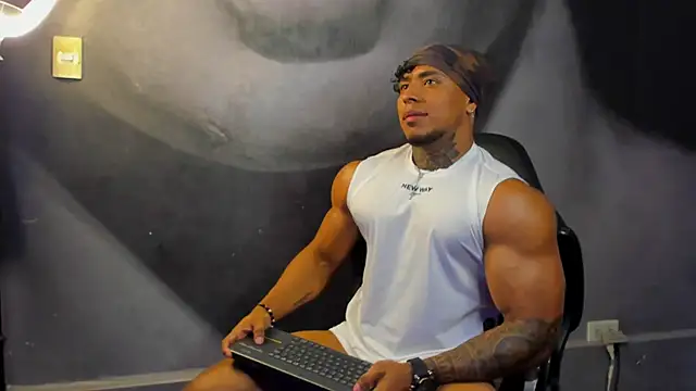 Snapshot of bradley_smith chatting on 5, 3, 2025 bradley smith online show from 5, 3, 2025