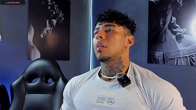 Snapshot of bradley_smith chatting on 8, 10, 2025 bradley smith online show from 8, 10, 2025