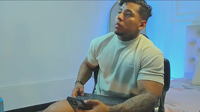 Snapshot of bradley_smith chatting on 18, 10, 2025 bradley smith online show from 18, 10, 2025