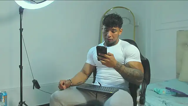 Snapshot of bradley_smith chatting on 19, 10, 2025 bradley smith online show from 19, 10, 2025