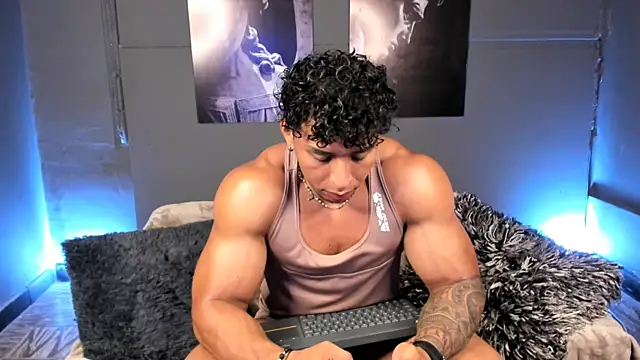 Snapshot of bradley_smith chatting on 4, 12, 2025 bradley smith online show from 4, 12, 2025