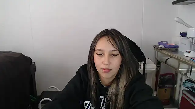 Skarlet Adams28 online show from 6, 3, 2025