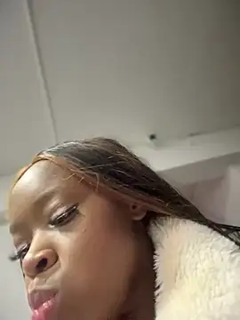 Snapshot of Thyana_LS chatting on 2, 2, 2025 Thyana LS online show from 2, 2, 2025