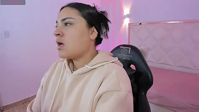 Snapshot of Brendda_tay chatting on 12, 4, 2026 Brendda tay online show from 12, 4, 2026