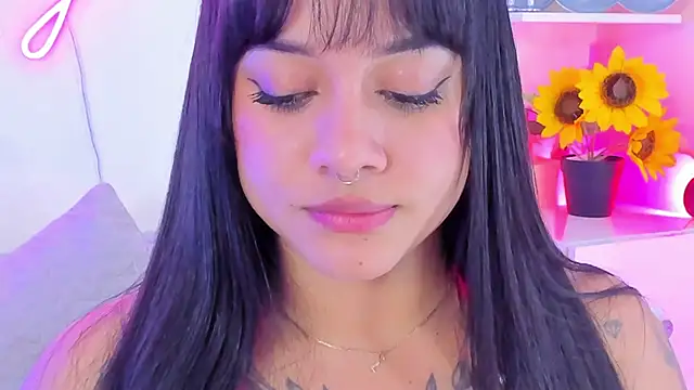 Snapshot of MaddyParisi chatting on 5, 3, 2025 MaddyParisi online show from 5, 3, 2025