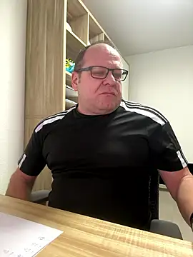 Snapshot of coupleLatinaLovers chatting on 6, 1, 2026 coupleLatinaLovers online show from 6, 1, 2026