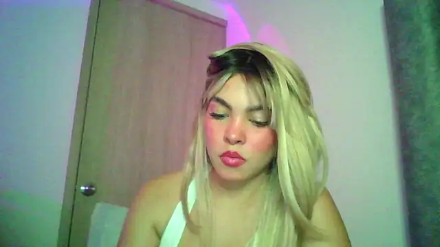 Snapshot of Kiri_Cutee chatting on 11, 11, 2025 Kiri Cutee online show from 11, 11, 2025