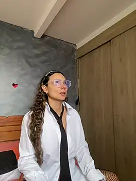 Snapshot of MafeeRoss chatting on 4, 3, 2026 MafeeRoss online show from 4, 3, 2026