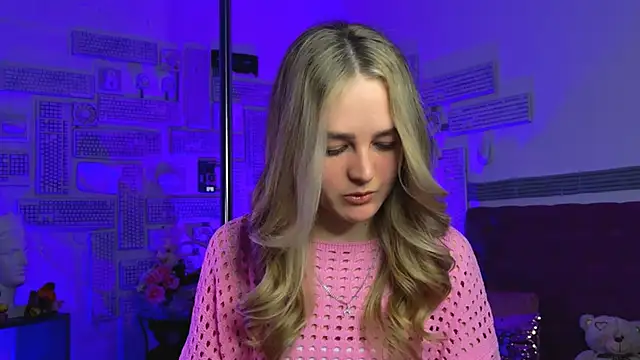 Snapshot of DeboraLarson chatting on 13, 3, 2025 DeboraLarson online show from 13, 3, 2025