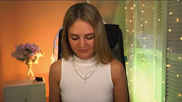 Snapshot of DeboraLarson chatting on 6, 4, 2026 DeboraLarson online show from 6, 4, 2026