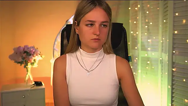 Snapshot of DeboraLarson chatting on 7, 4, 2026 DeboraLarson online show from 7, 4, 2026