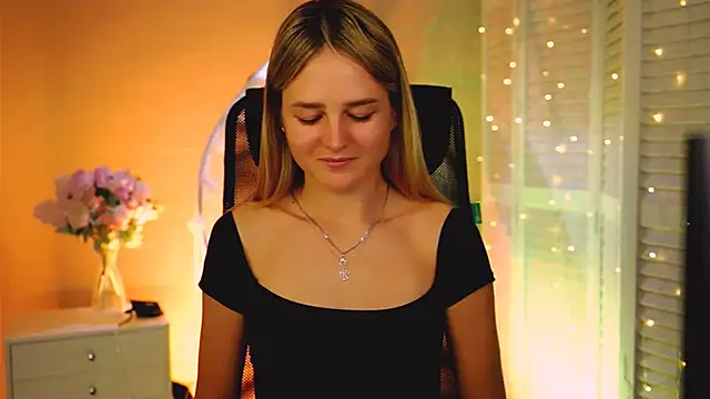 Snapshot of DeboraLarson chatting on 15, 4, 2026 DeboraLarson online show from 15, 4, 2026