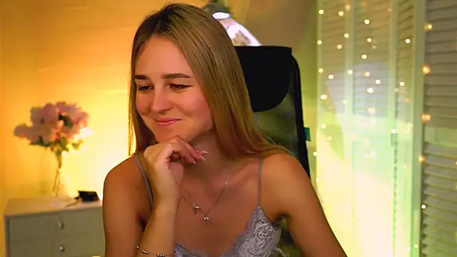 Snapshot of DeboraLarson chatting on 23, 4, 2026 DeboraLarson online show from 23, 4, 2026