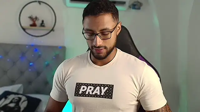 Snapshot of LiamGarcia1 chatting on 25, 12, 2024 LiamGarcia1 online show from 25, 12, 2024