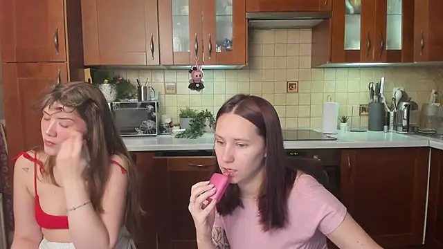 Snapshot of HotCaramellsTV chatting on 7, 5, 2026 HotCaramellsTV online show from 7, 5, 2026