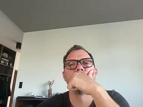 Snapshot of xmnbx77 chatting on 14, 10, 2025 xmnbx77 online show from 14, 10, 2025