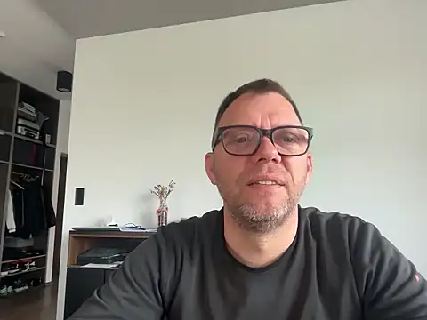 Snapshot of xmnbx77 chatting on 15, 10, 2025 xmnbx77 online show from 15, 10, 2025