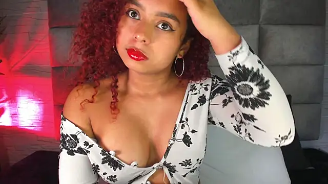 Snapshot of lara_jones_ chatting on 18, 2, 2025 lara jones online show from 18, 2, 2025
