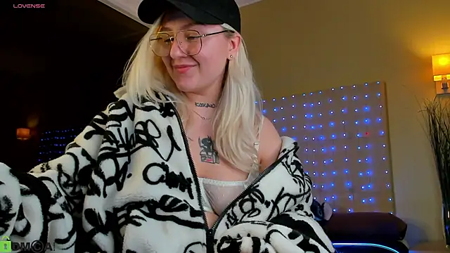 Snapshot of Debbie_Taylor chatting on 18, 4, 2026 Debbie Taylor online show from 18, 4, 2026