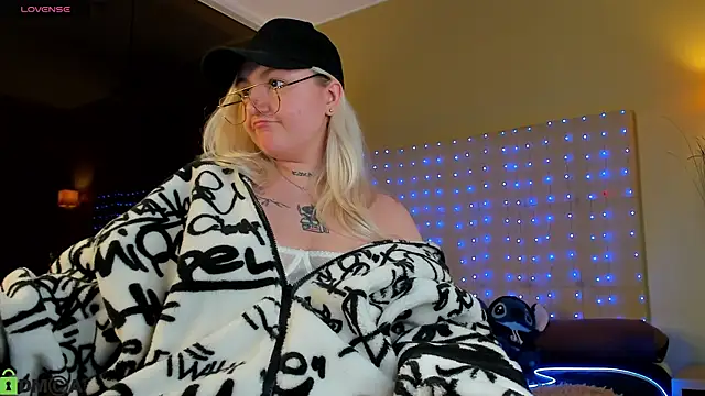 Snapshot of Debbie_Taylor chatting on 18, 4, 2026 Debbie Taylor online show from 18, 4, 2026