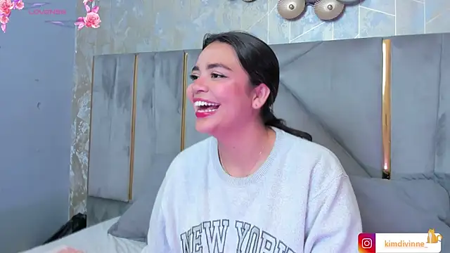 KimDevinne online show from 17, 10, 2025