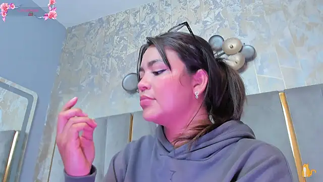 Snapshot of KimDevinne chatting on 8, 3, 2026 KimDevinne online show from 8, 3, 2026