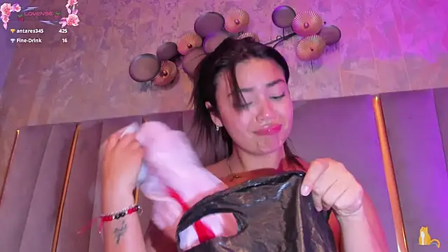 Snapshot of KimDevinne chatting on 9, 4, 2026 KimDevinne online show from 9, 4, 2026