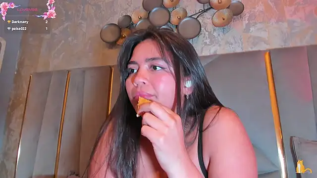 Snapshot of KimDevinne chatting on 11, 4, 2026 KimDevinne online show from 11, 4, 2026