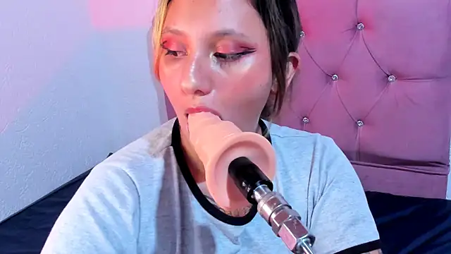 Snapshot of Mila_nixon02 chatting on 4, 3, 2025 Mila nixon02 online show from 4, 3, 2025