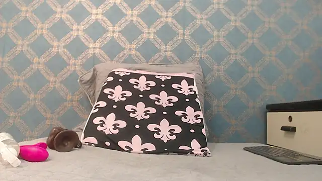 Snapshot of violeta_cute18 chatting on 8, 9, 2025 violeta cute18 online show from 8, 9, 2025