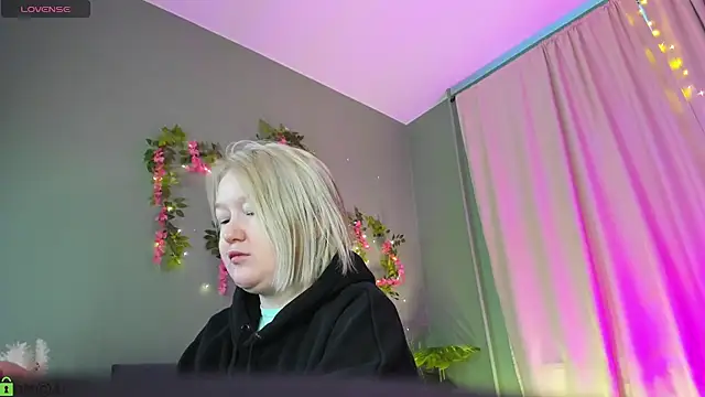 Snapshot of Sara_Robinson chatting on 17, 3, 2026 Sara Robinson online show from 17, 3, 2026