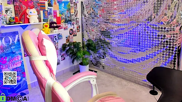 Snapshot of Sara_Robinson chatting on 6, 4, 2026 Sara Robinson online show from 6, 4, 2026