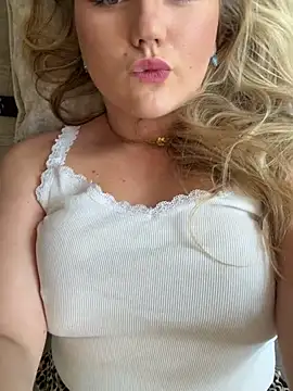 Snapshot of scarletseduction_ chatting on 8, 7, 2026 scarletseduction online show from 8, 7, 2026