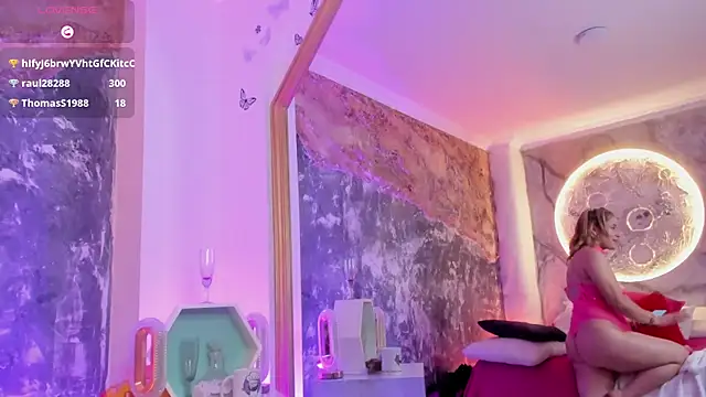 Snapshot of AuroraRojas chatting on 8, 3, 2025 AuroraRojas online show from 8, 3, 2025