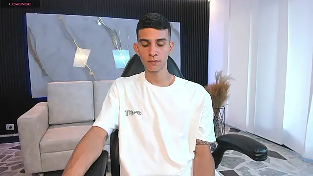 Snapshot of Aaron_Scoot chatting on 5, 3, 2026 Aaron Scoot online show from 5, 3, 2026