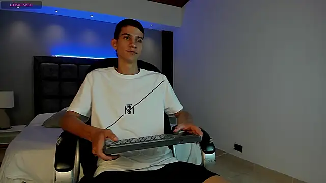 Snapshot of Aaron_Scoot chatting on 18, 3, 2026 Aaron Scoot online show from 18, 3, 2026