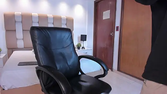 Snapshot of Aaron_Scoot chatting on 11, 4, 2026 Aaron Scoot online show from 11, 4, 2026