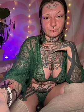 Snapshot of lizzardqueeen chatting on 4, 4, 2026 lizzardqueeen online show from 4, 4, 2026