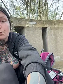 Snapshot of lizzardqueeen chatting on 6, 4, 2026 lizzardqueeen online show from 6, 4, 2026