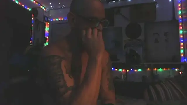 Snapshot of Buffshagswell chatting on 19, 12, 2025 Buffshagswell online show from 19, 12, 2025