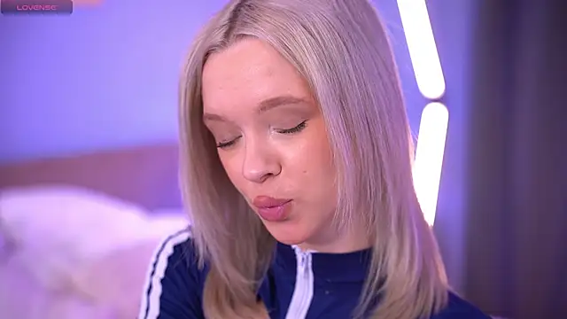 Snapshot of _AlinaBailey chatting on 13, 4, 2026 AlinaBailey online show from 13, 4, 2026