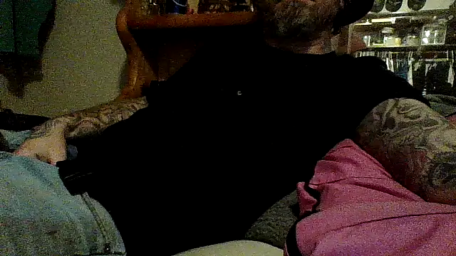 Snapshot of clitstitsandbongrips chatting on 4, 12, 2024 clitstitsandbongrips online show from 4, 12, 2024