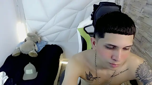 Snapshot of Brayan_lopezz chatting on 3, 2, 2025 Brayan lopezz online show from 3, 2, 2025