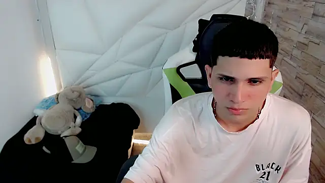 Snapshot of Brayan_lopezz chatting on 4, 2, 2025 Brayan lopezz online show from 4, 2, 2025