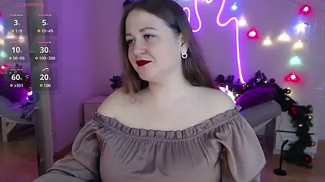 Snapshot of LizzyShine chatting on 5, 1, 2025 LizzyShine online show from 5, 1, 2025