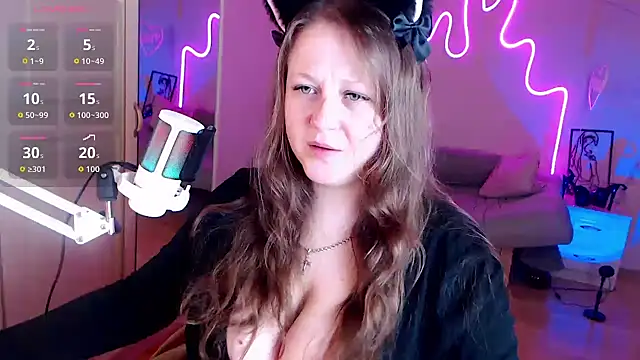 Snapshot of LizzyShine chatting on 8, 9, 2025 LizzyShine online show from 8, 9, 2025