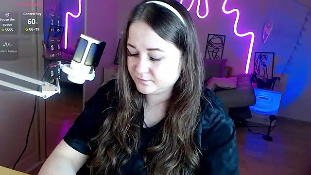 Snapshot of LizzyShine chatting on 11, 9, 2025 LizzyShine online show from 11, 9, 2025