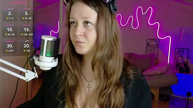 Snapshot of LizzyShine chatting on 5, 10, 2025 LizzyShine online show from 5, 10, 2025