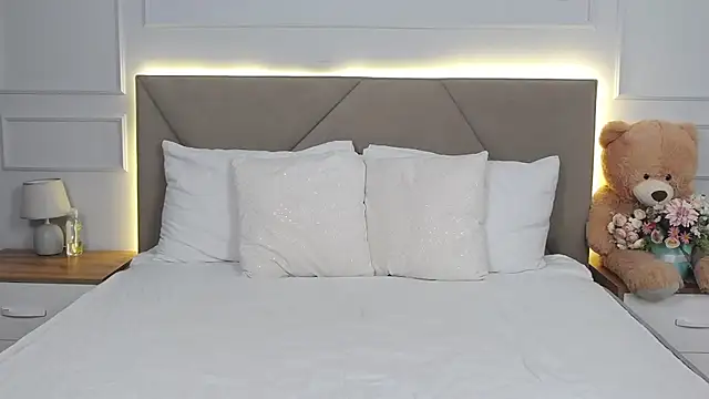 LeilaLow online show from 2, 2, 2025