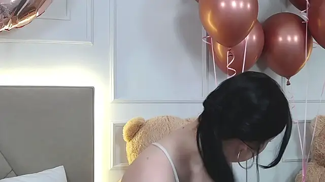 LeilaLow online show from 20, 2, 2025